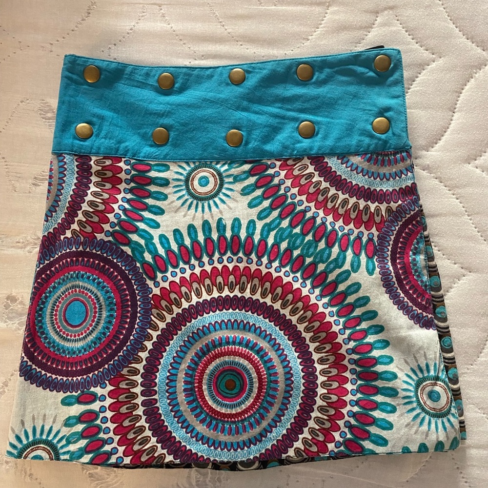 Mini skirt, reversible and adjustable waist (with buttons)